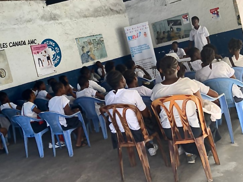 A full, attentive classroom in the DRC