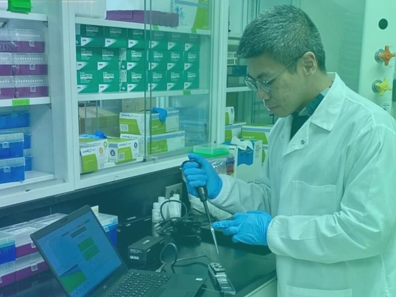 Photo of Tiong Gim Aw in lab